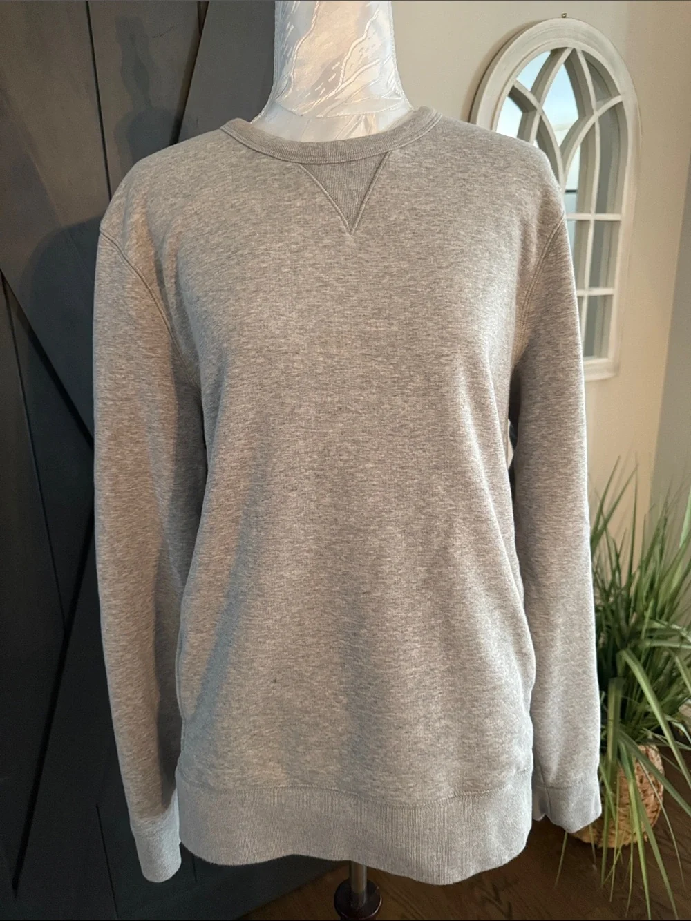 Banana Republic Fleece lined Gray Crewneck Sweatshirt with pockets